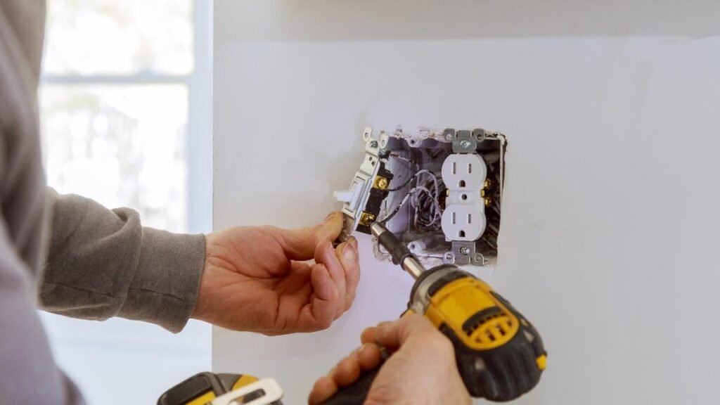 Altbau, Feuchträume, lose Klemmen: In welchen Situationen ein Lichtschalter besonders kritisch wird