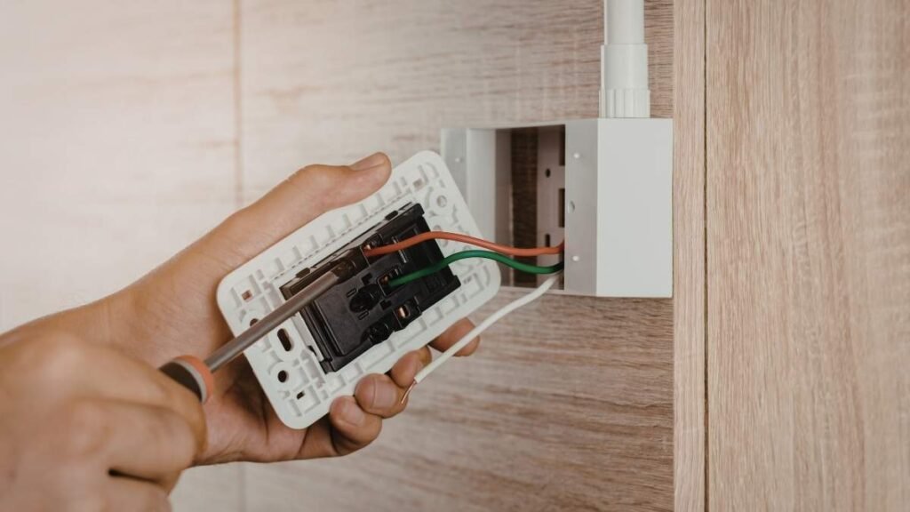 Sicherheits-Check nach dem doppel lichtschalter anschließen: Schutzleiter, Klemmen, Abdeckung und Funktionstest