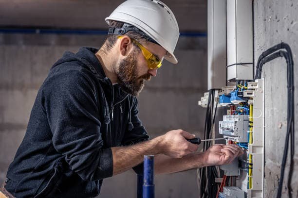 Moderner Sicherungskasten mit integriertem Schutzsystem zur Absicherung elektrischer Anlagen vor