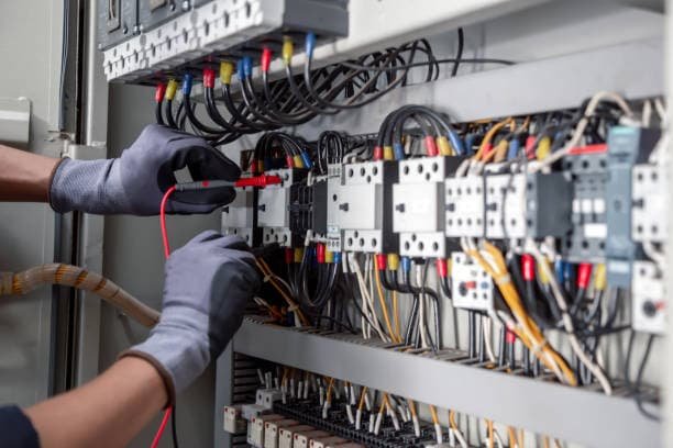 Sicherungskasten mit modernem Schutzsystem zur Vermeidung von Schäden durch elektrische Spannungsschwankungen.