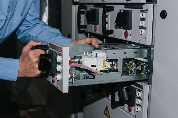 Moderner Überspannungsschutz im Zählerschrank für zuverlässige Sicherheit der elektrischen Anlage.